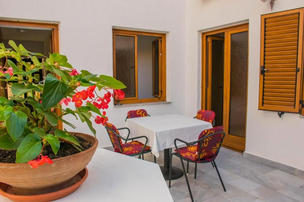 Apartments White & Green In Malinska