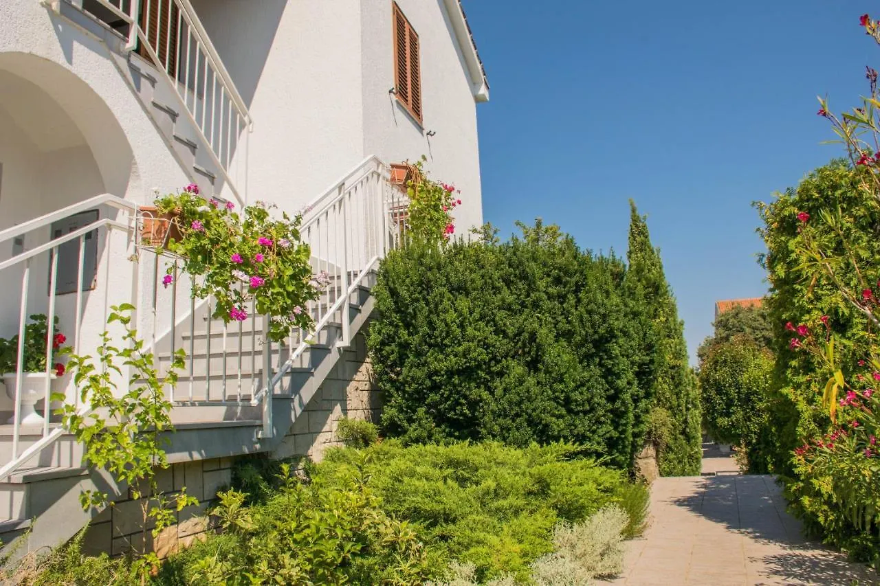 Apartments White & Green In Malinska