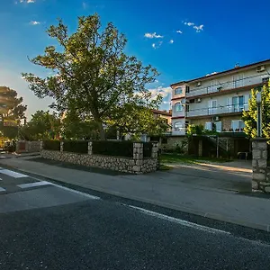 Diana And Apartman Starigrad-Paklenica